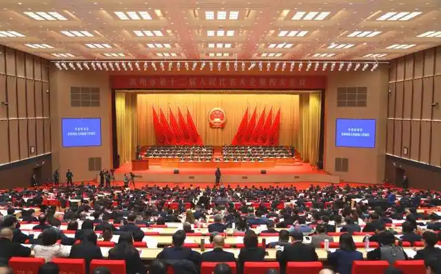 陳玉娟區(qū)長(zhǎng)：加速城區(qū)等地?zé)峁┡娲?打造地?zé)崮芤?guī)?；谜椿瘶影?地大熱能